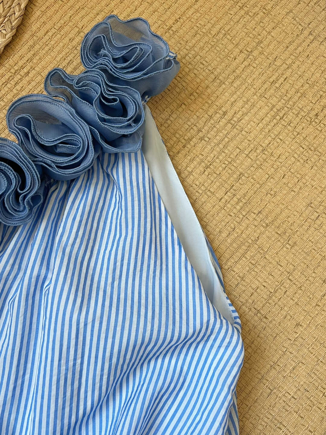 Elowrose 3D Blossom Off-Shoulder Striped Top 被追着问~浪漫立体花朵斜肩度假风条纹上衣*2 Colors