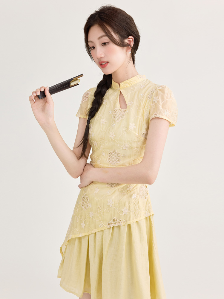 黄色新中式假两件连衣裙 Summer New Chinese Style Embroidered Fake Two-Piece Improved Cheongsam Dress for Women with Stand Collar and Button, Irregular Short Skirt for Petite Figures