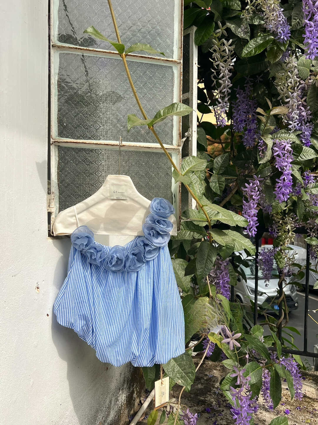 Elowrose 3D Blossom Off-Shoulder Striped Top 被追着问~浪漫立体花朵斜肩度假风条纹上衣*2 Colors