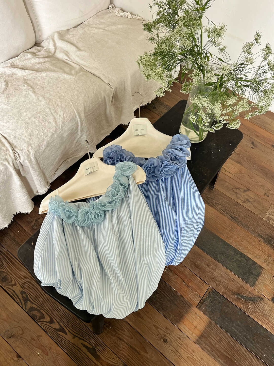 Elowrose 3D Blossom Off-Shoulder Striped Top 被追着问~浪漫立体花朵斜肩度假风条纹上衣*2 Colors