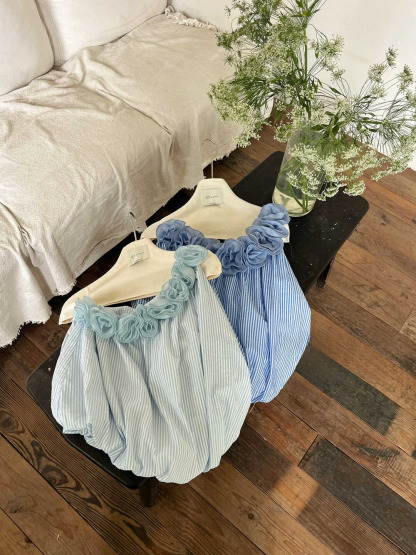 Elowrose 3D Blossom Off-Shoulder Striped Top 被追着问~浪漫立体花朵斜肩度假风条纹上衣*2 Colors