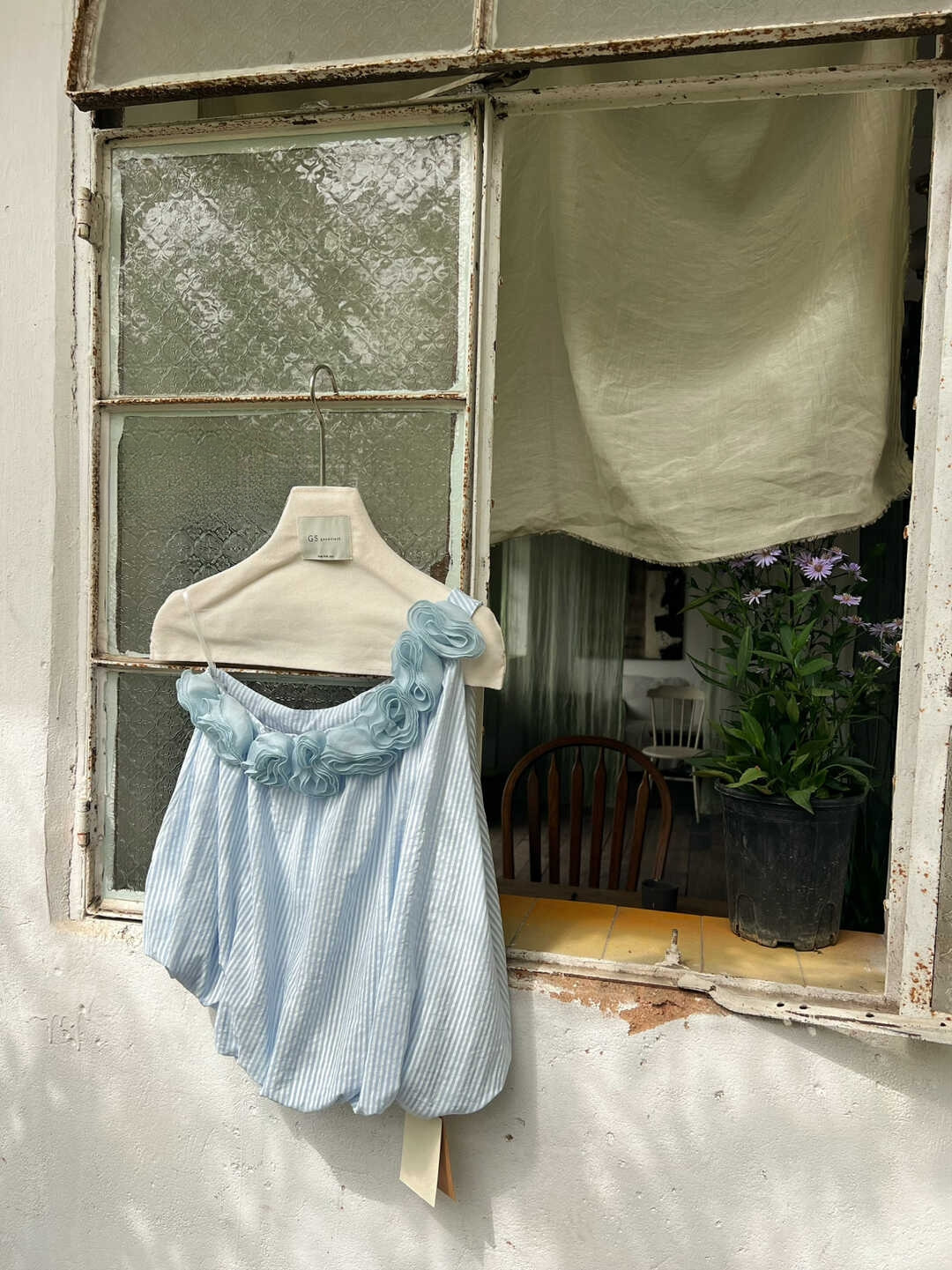 Elowrose 3D Blossom Off-Shoulder Striped Top 被追着问~浪漫立体花朵斜肩度假风条纹上衣*2 Colors