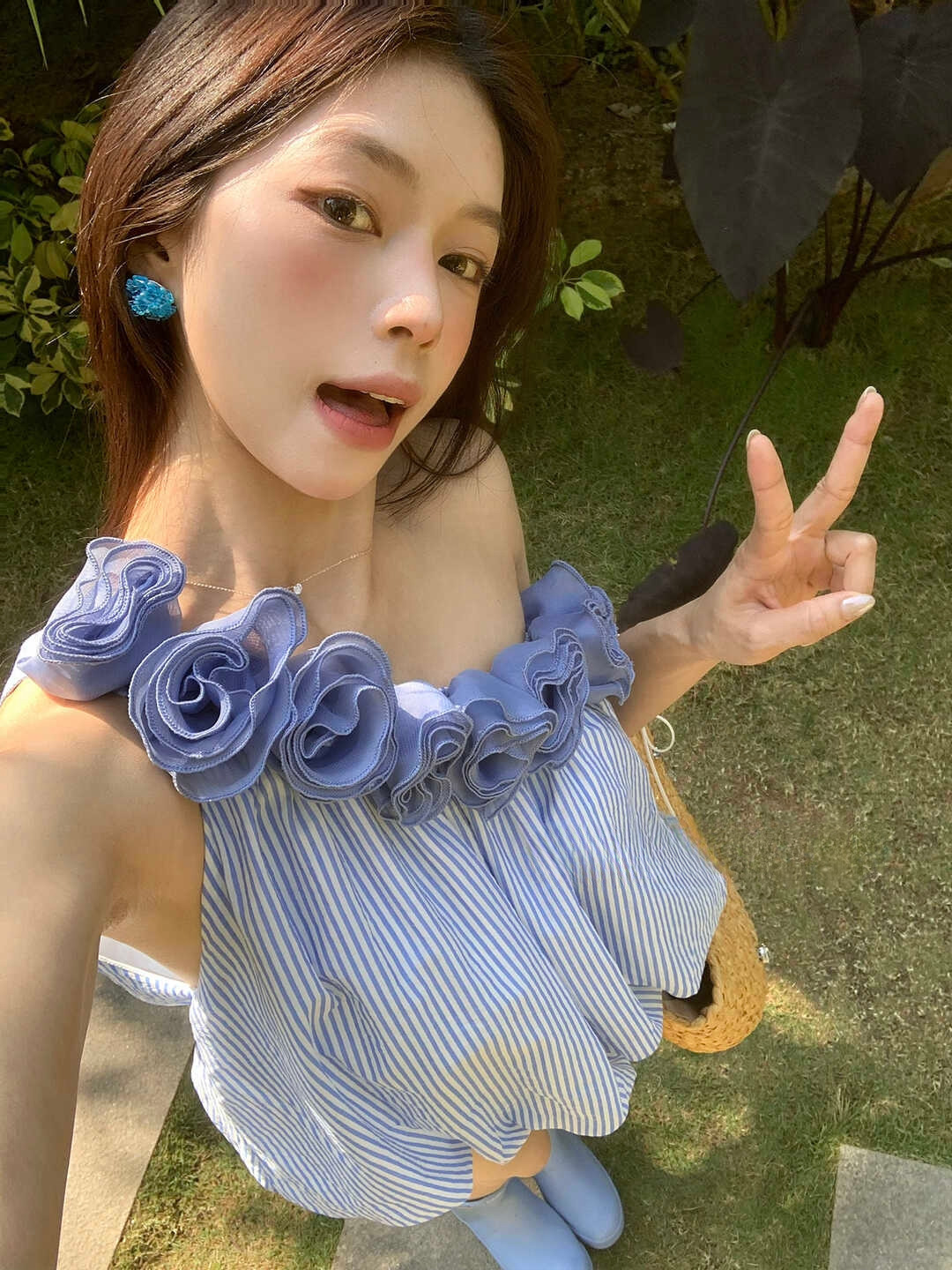 Elowrose 3D Blossom Off-Shoulder Striped Top 被追着问~浪漫立体花朵斜肩度假风条纹上衣*2 Colors
