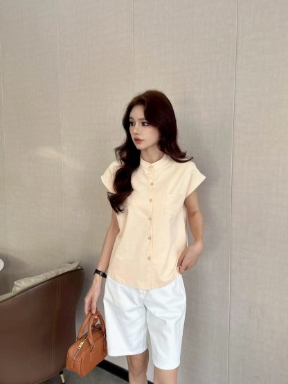 Small stand-up collar buttoned top