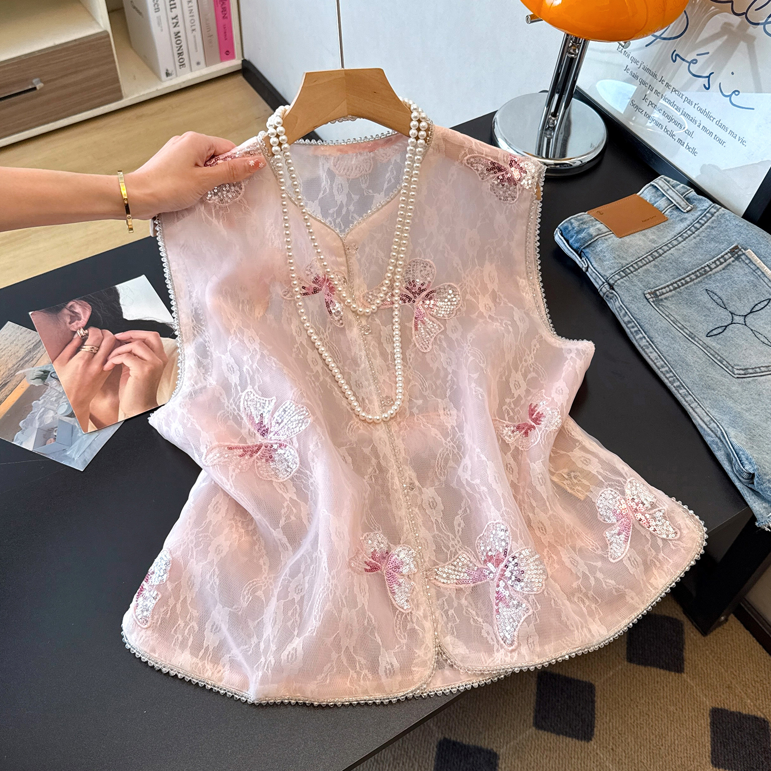 VELVÉ Butterfly Embroidered Sequin Mesh Vest 蝴蝶刺绣亮片网纱马甲3196 * 2 Colors