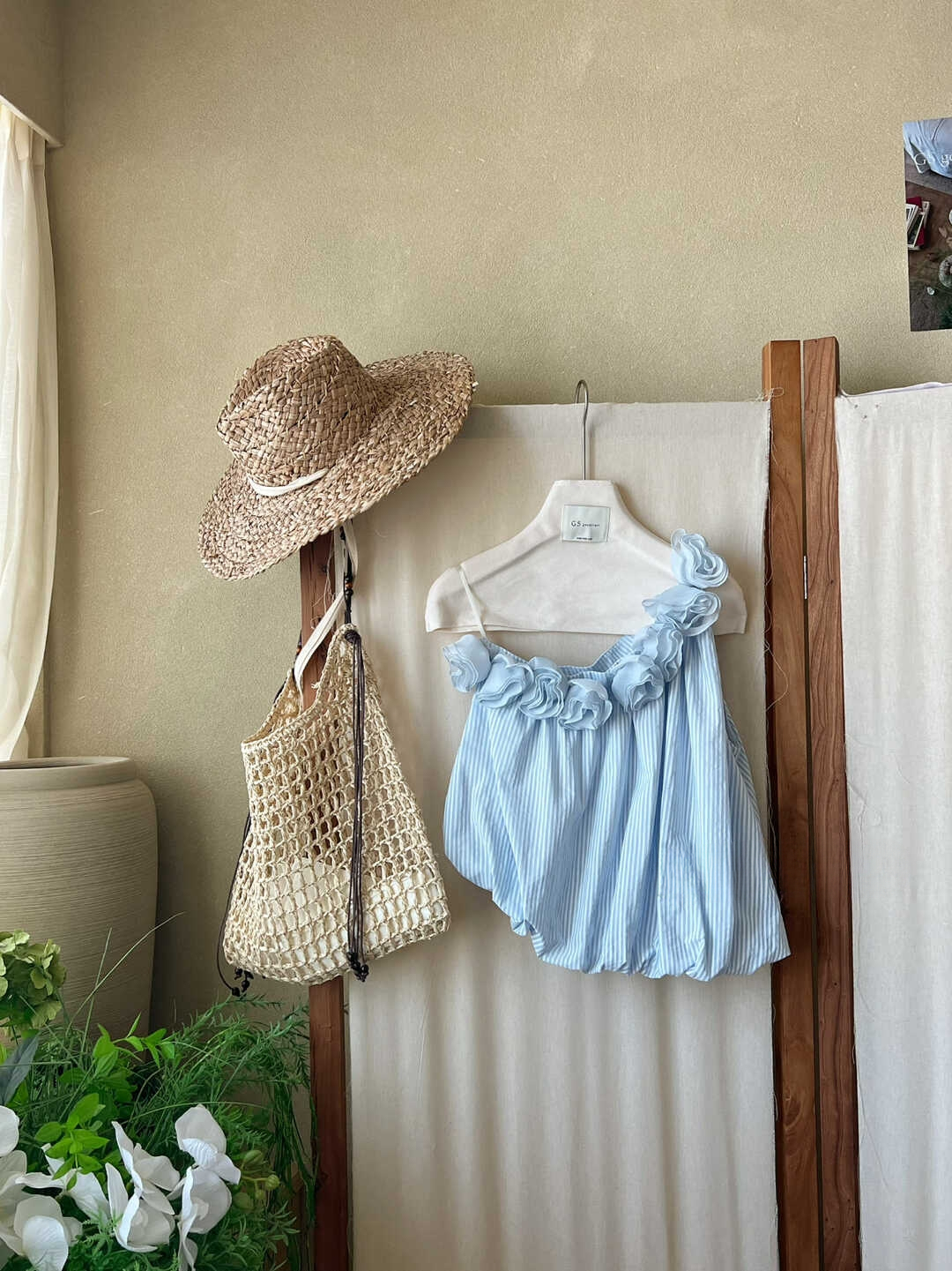 Elowrose 3D Blossom Off-Shoulder Striped Top 被追着问~浪漫立体花朵斜肩度假风条纹上衣*2 Colors