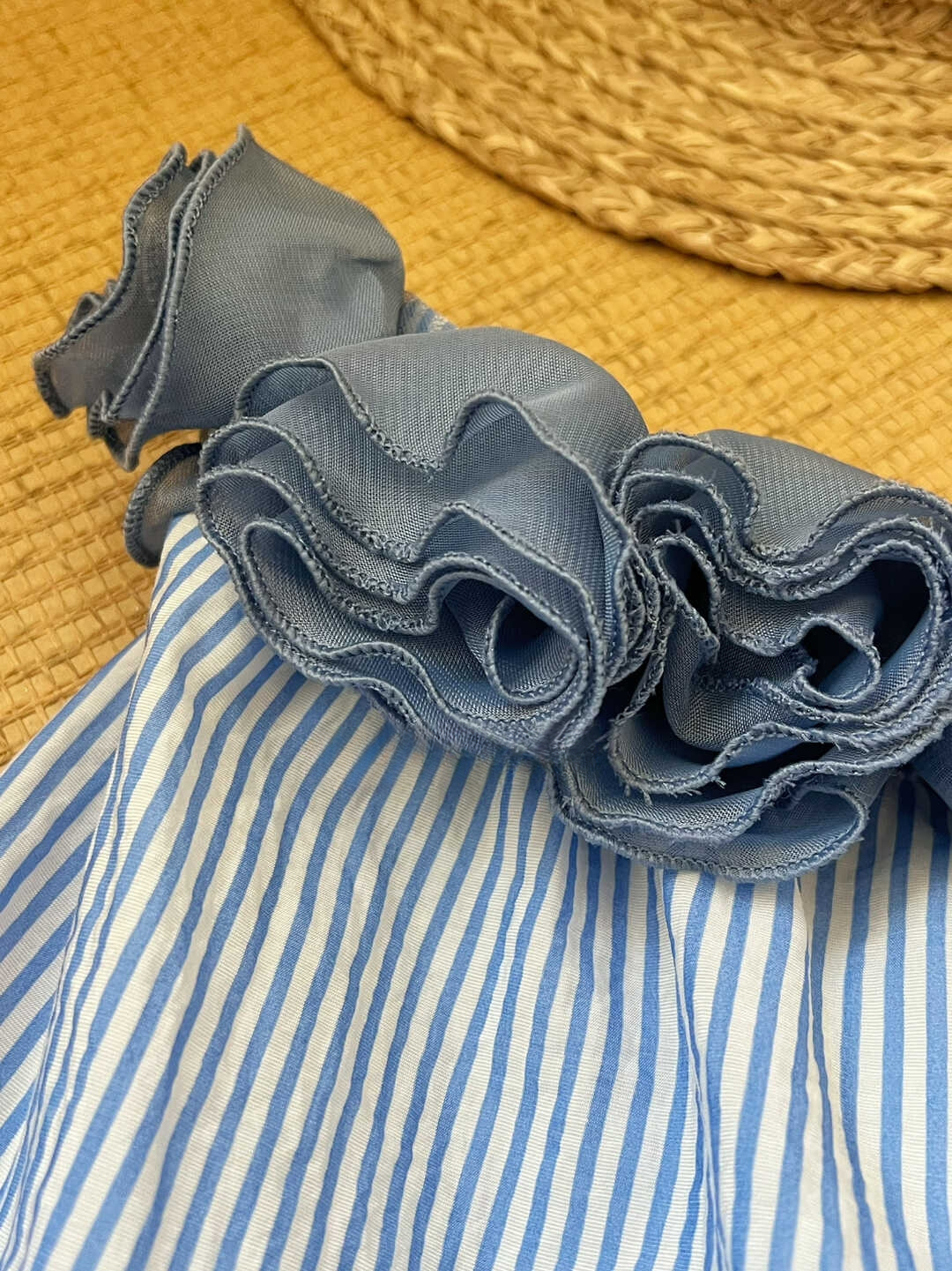 Elowrose 3D Blossom Off-Shoulder Striped Top 被追着问~浪漫立体花朵斜肩度假风条纹上衣*2 Colors
