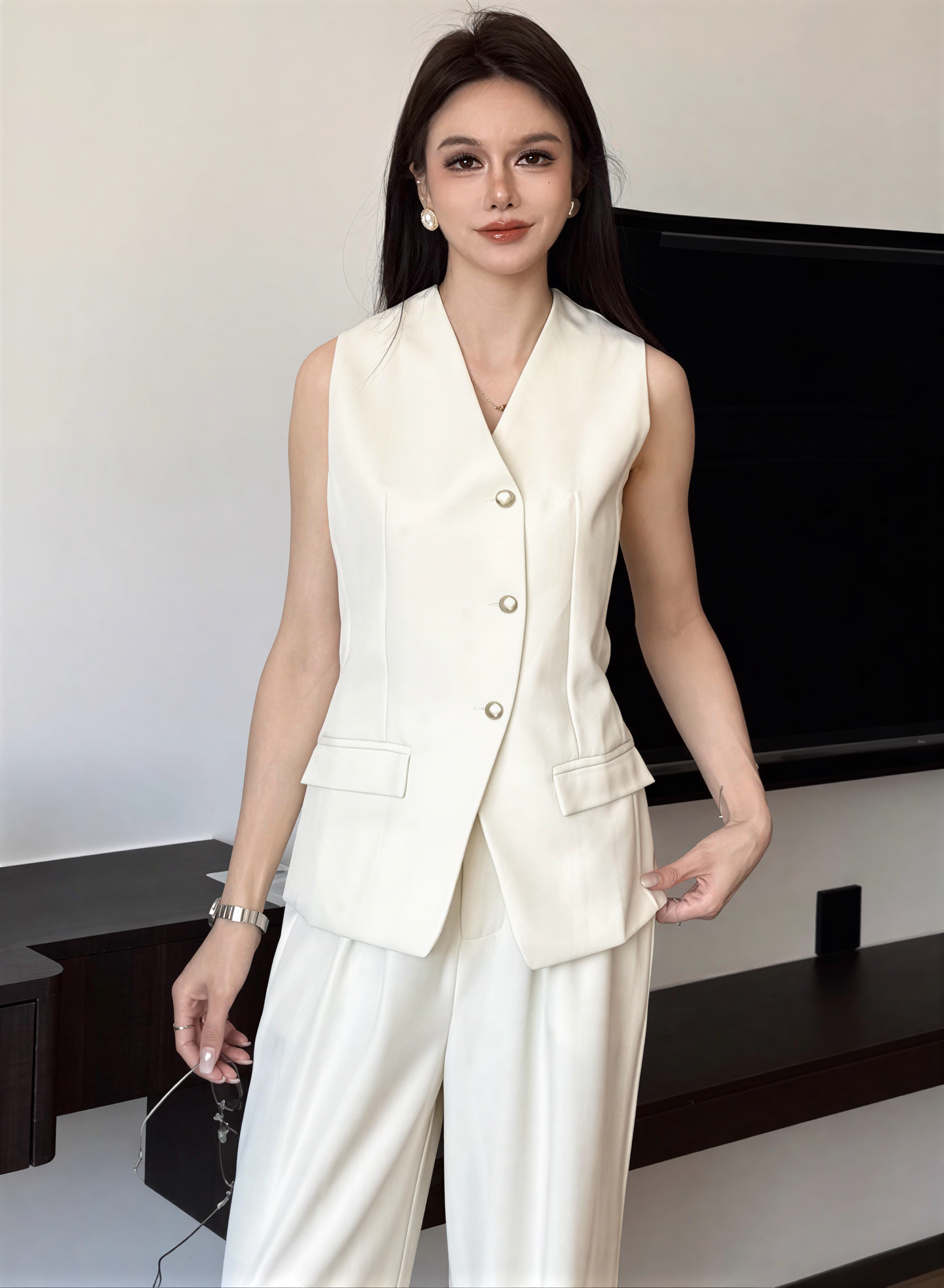French-style diagonal buttoned vest and wide-leg pants set