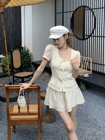 法式方领肌理感套装 French-style square-neck short-sleeve shirt