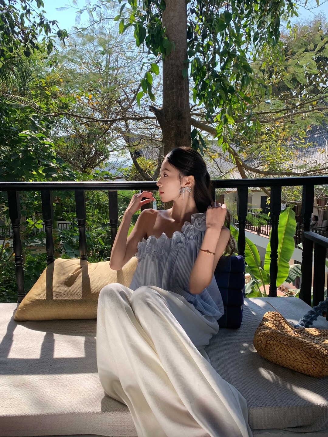 Elowrose 3D Blossom Off-Shoulder Striped Top 被追着问~浪漫立体花朵斜肩度假风条纹上衣*2 Colors