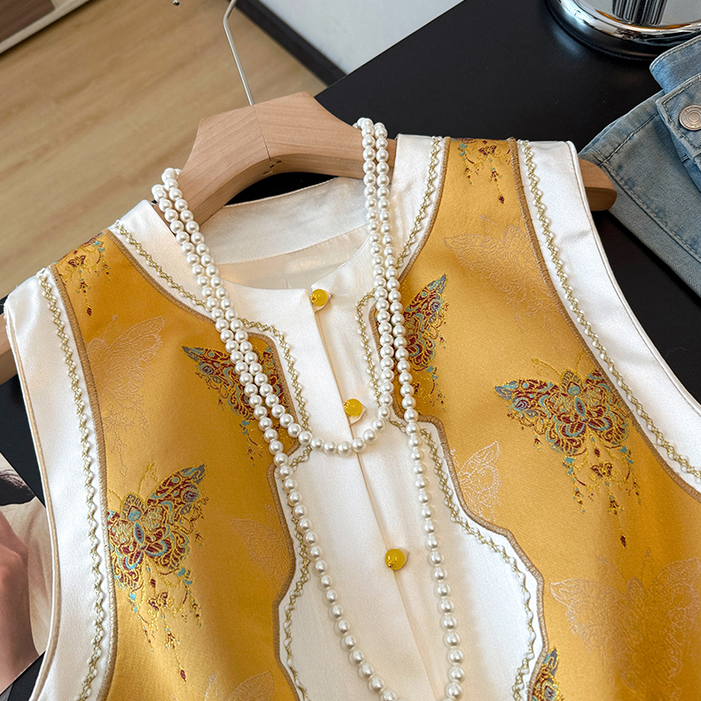Real photos of the new 2026 Chinese-style Hanfu, featuring intricate jacquard embroidery, a round neckline, decorative buttons, and a modified patchwork design for the vest
