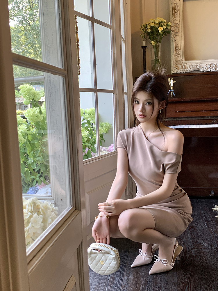Sleek Off-Shoulder Dress 斜肩露背连衣裙*2 Colors