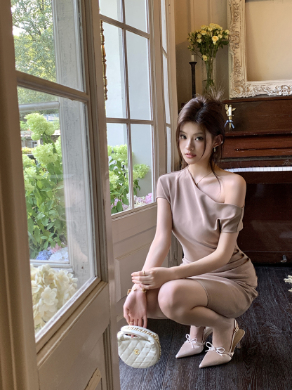 Sleek Off-Shoulder Dress 斜肩露背连衣裙*2 Colors