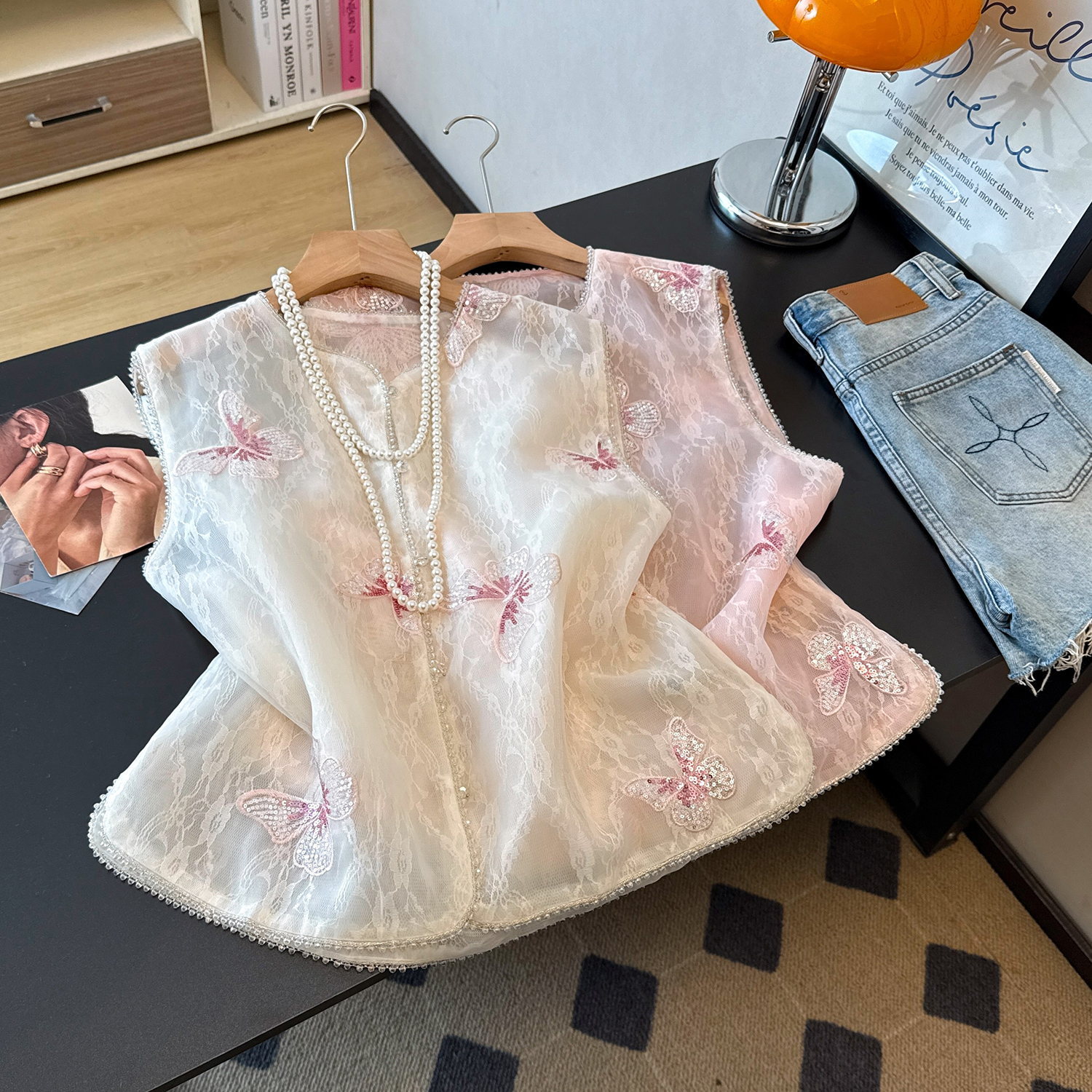 VELVÉ Butterfly Embroidered Sequin Mesh Vest 蝴蝶刺绣亮片网纱马甲3196 * 2 Colors