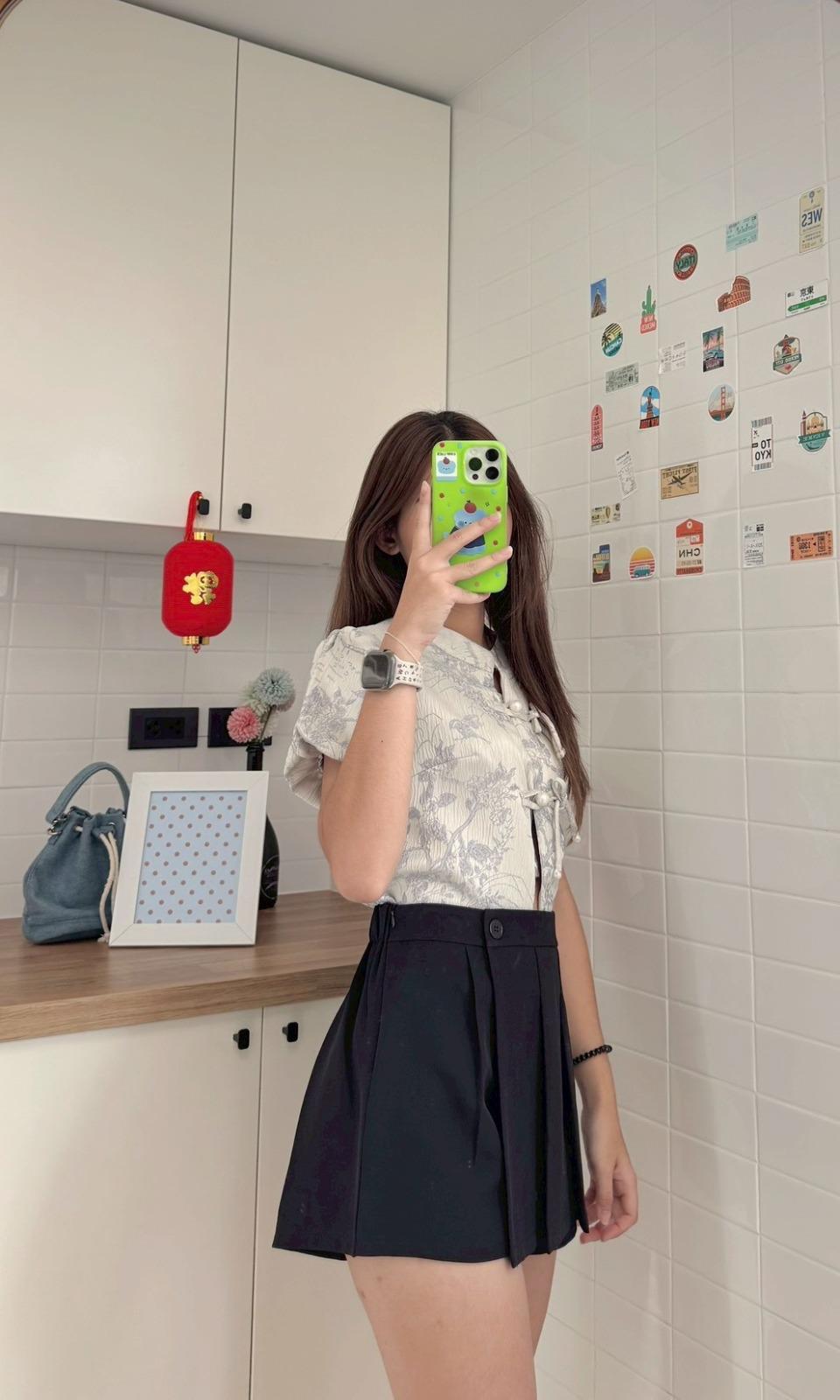 Black high-waisted pleated skirt-pants