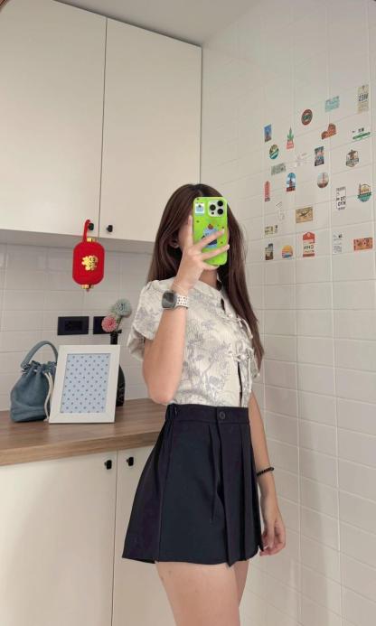 Black high-waisted pleated skirt-pants