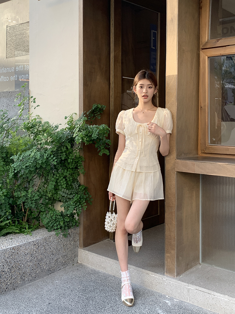 法式方领肌理感套装 French-style square-neck short-sleeve shirt