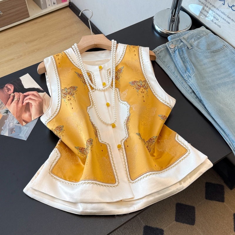 Real photos of the new 2026 Chinese-style Hanfu, featuring intricate jacquard embroidery, a round neckline, decorative buttons, and a modified patchwork design for the vest