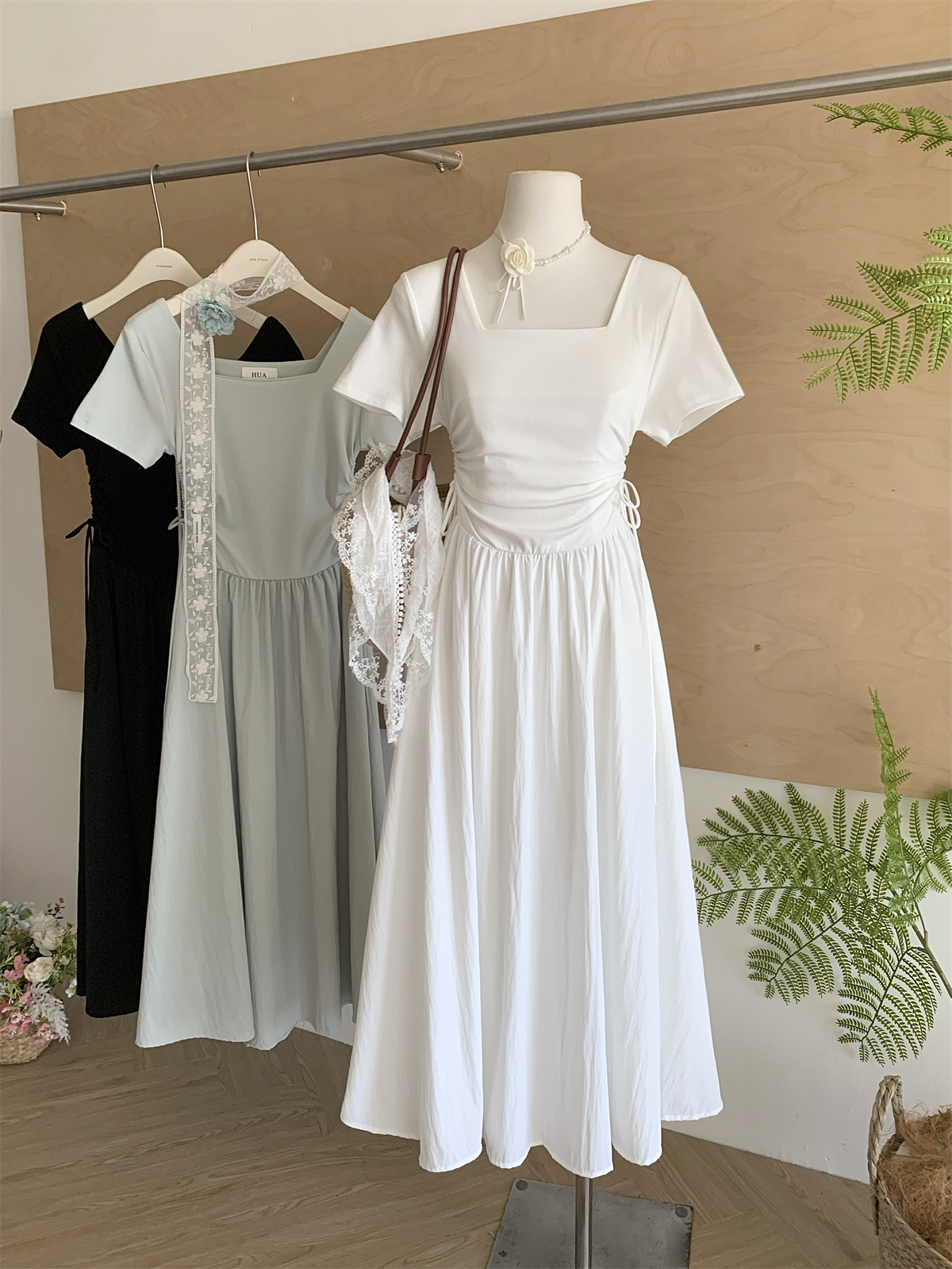 镂空方领长款连衣裙