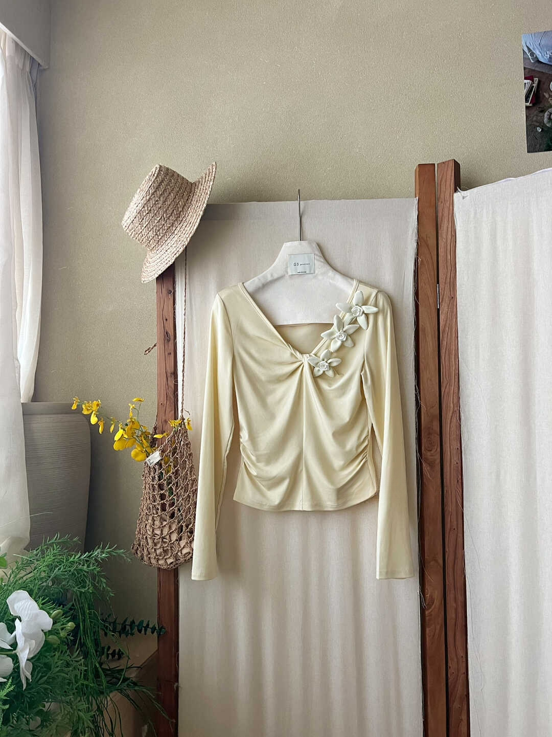 Roselle 3D Flower V-Neck Top 一眼沦陷! 别致又浪漫✦法式气质立体花朵V领上衣*3 Colors