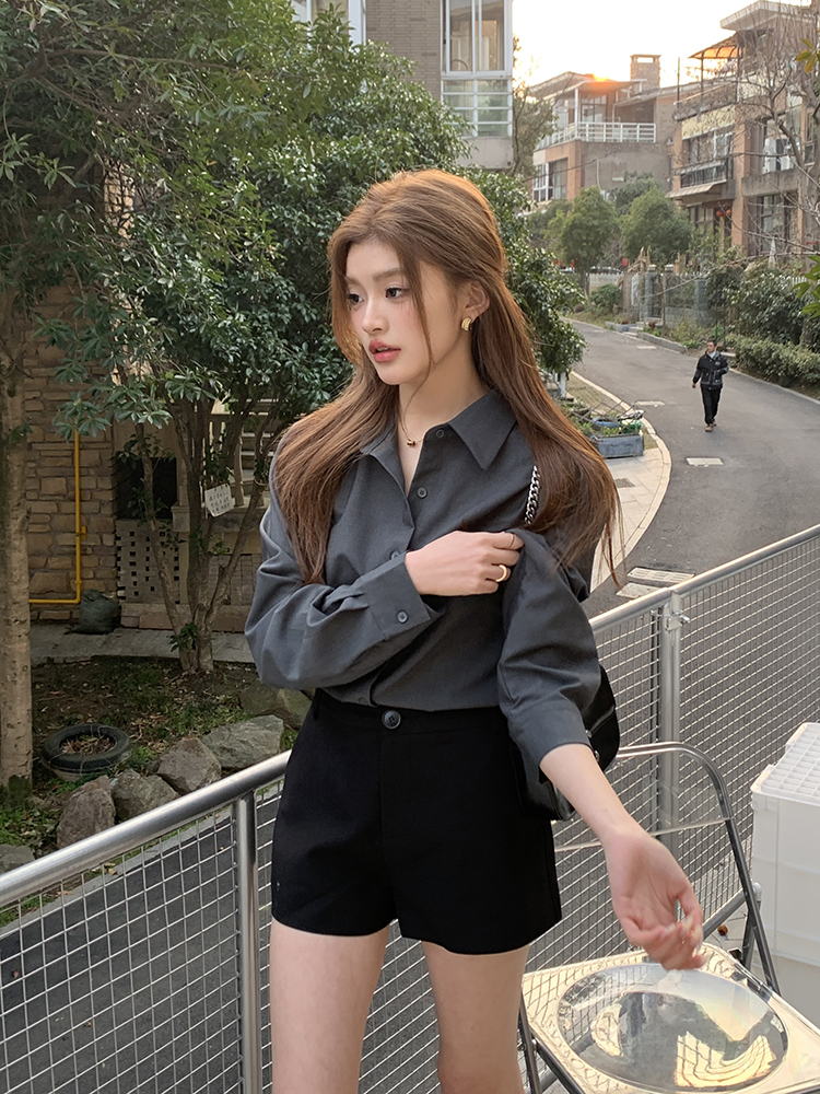 灰色长袖衬衫