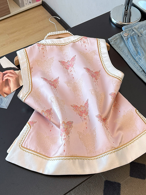 Real photos of the new 2026 Chinese-style Hanfu, featuring intricate jacquard embroidery, a round neckline, decorative buttons, and a modified patchwork design for the vest