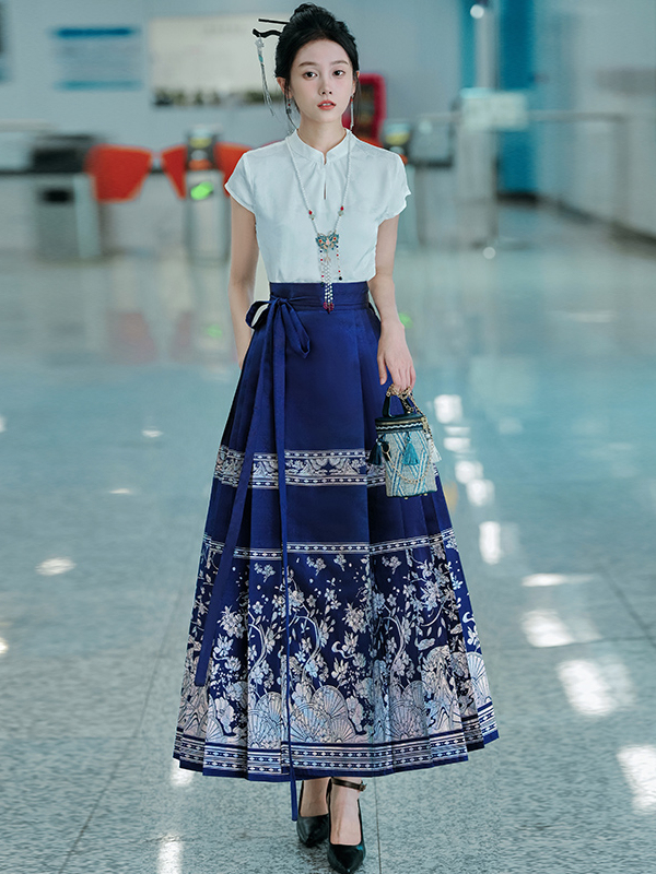 Blue Stand-Collar Top & Embroidered Horse-face skirt 立领提花盘扣上衣+刺绣织金马面裙