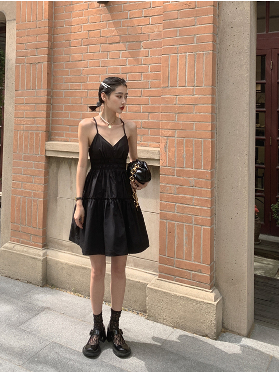Black Strap Dress Sexy V-neck Waist-Cinching Puffy Big Hem Little Black Dress 黑色吊带连衣裙