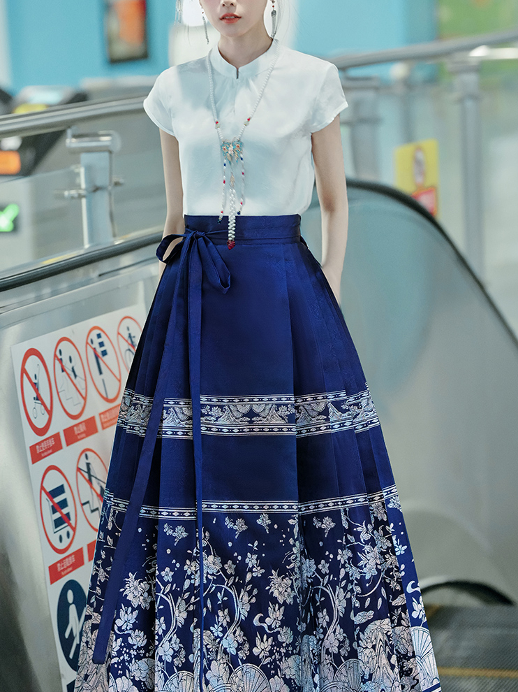 Blue Stand-Collar Top & Embroidered Horse-face skirt 立领提花盘扣上衣+刺绣织金马面裙
