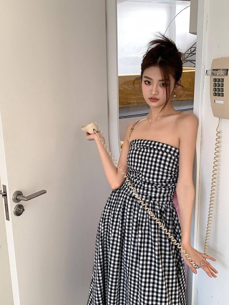 Real shot of the new 2025 spring-summer black, white, and blue plaid off-shoulder strapless design long elegant dress for women