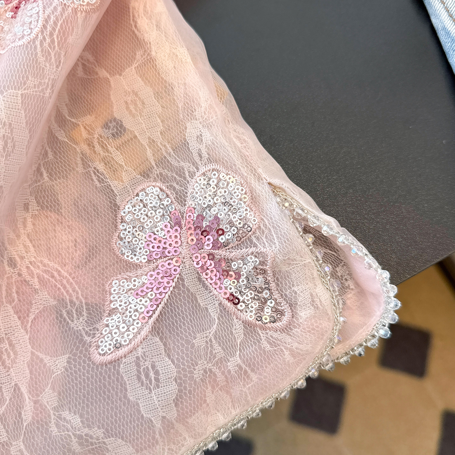 VELVÉ Butterfly Embroidered Sequin Mesh Vest 蝴蝶刺绣亮片网纱马甲3196 * 2 Colors