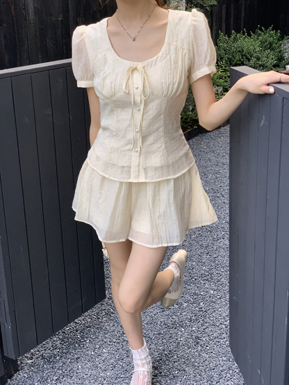 法式方领肌理感套装 French-style square-neck short-sleeve shirt