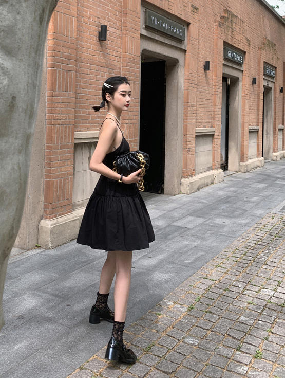 Black Strap Dress Sexy V-neck Waist-Cinching Puffy Big Hem Little Black Dress 黑色吊带连衣裙