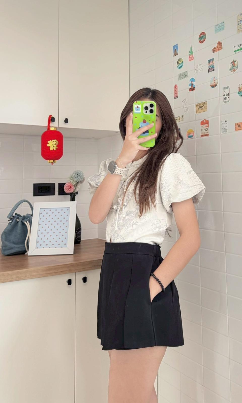 Black high-waisted pleated skirt-pants