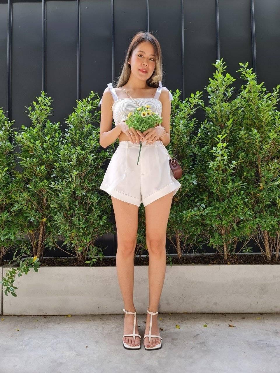 Slimming micro-arc rolled hem shorts