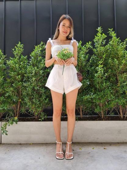Slimming micro-arc rolled hem shorts