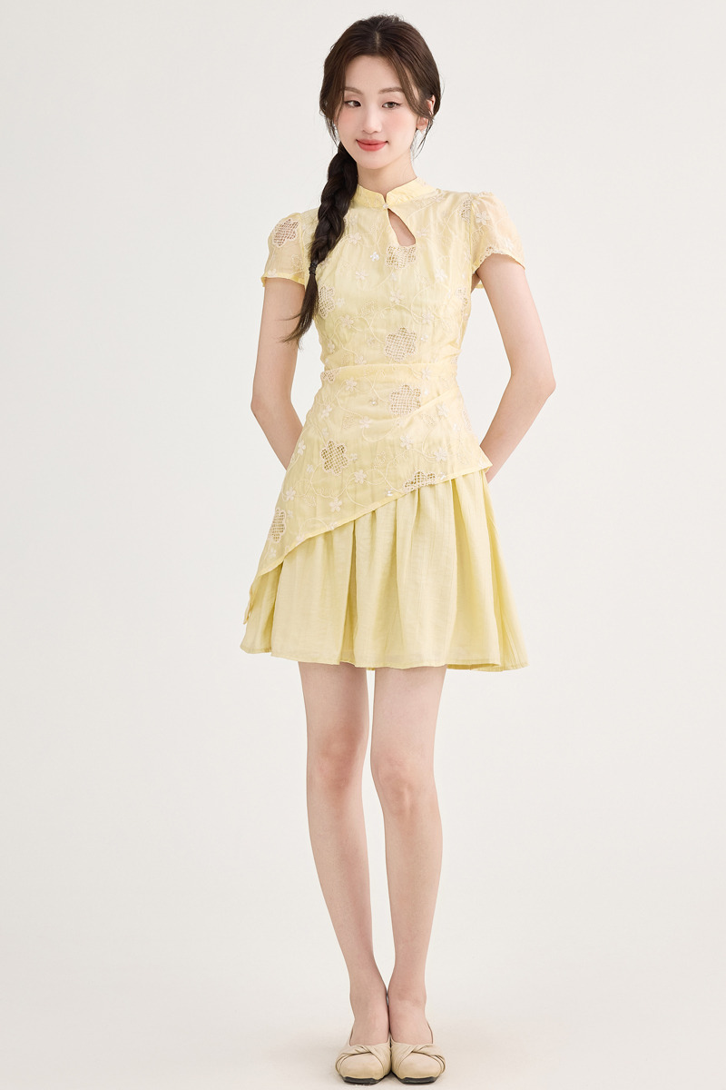 黄色新中式假两件连衣裙 Summer New Chinese Style Embroidered Fake Two-Piece Improved Cheongsam Dress for Women with Stand Collar and Button, Irregular Short Skirt for Petite Figures