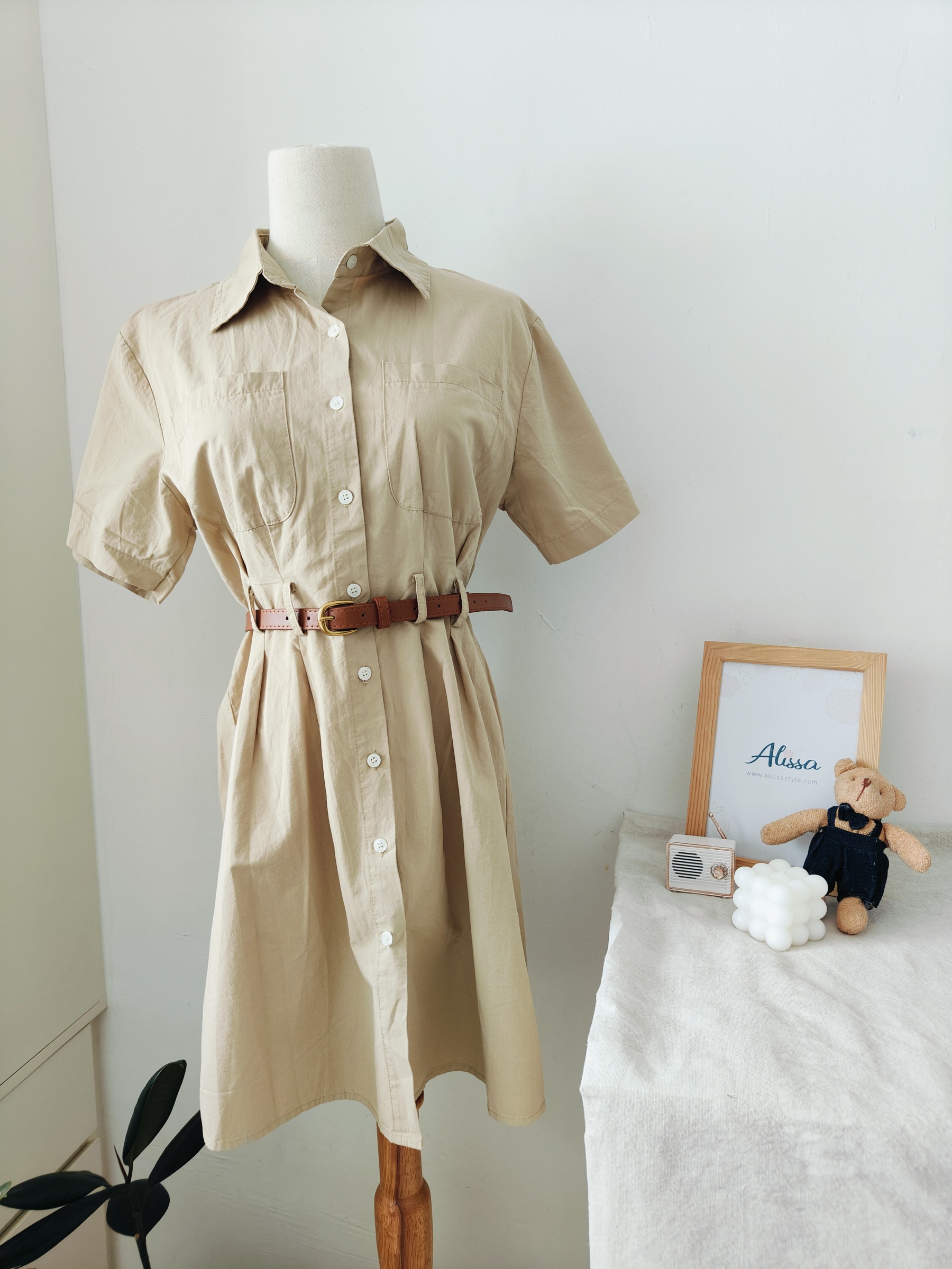 卡其色连身裙~送腰带~Size S 腰围可以到80cm