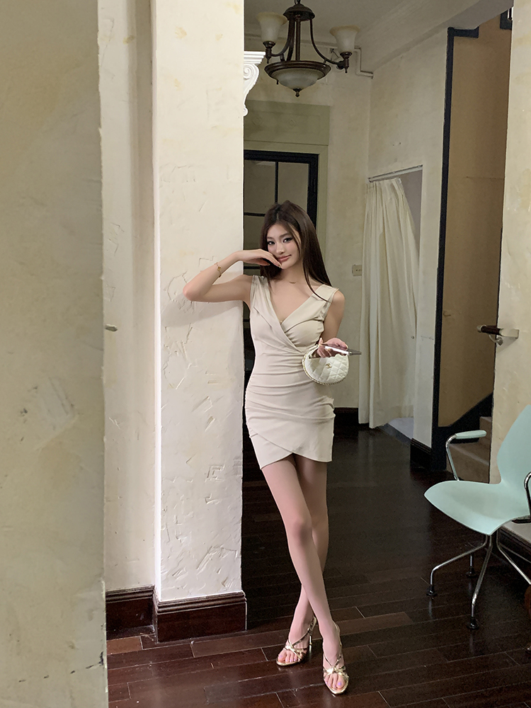 V领褶皱包臀连衣裙 charming and elegant V-neck mini dress for women