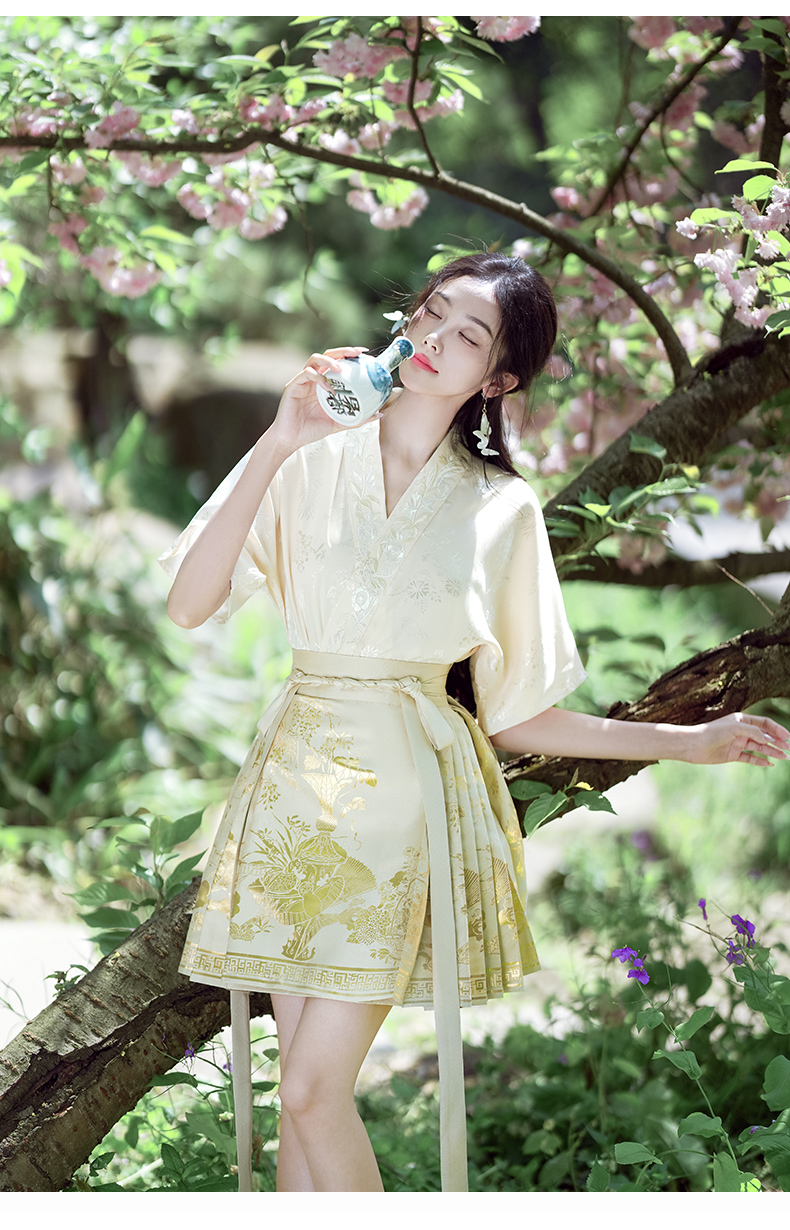 Gilded Petals Horse-face skirt Set 华美金色提花斜襟上衣 + 短款马面裙