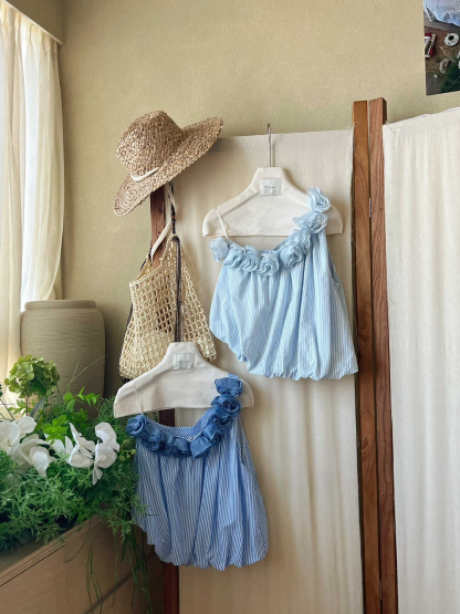 Elowrose 3D Blossom Off-Shoulder Striped Top 被追着问~浪漫立体花朵斜肩度假风条纹上衣*2 Colors