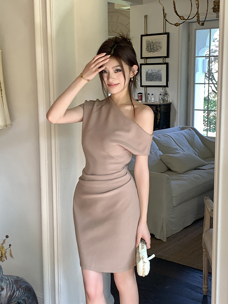 Sleek Off-Shoulder Dress 斜肩露背连衣裙*2 Colors