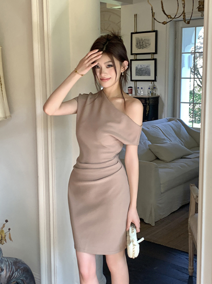 Sleek Off-Shoulder Dress 斜肩露背连衣裙*2 Colors