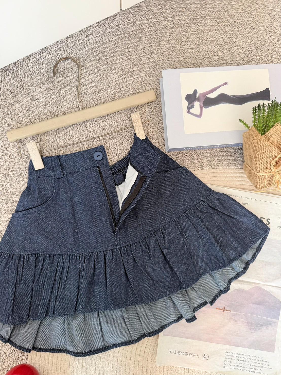 Sweet ruffled mini skirt