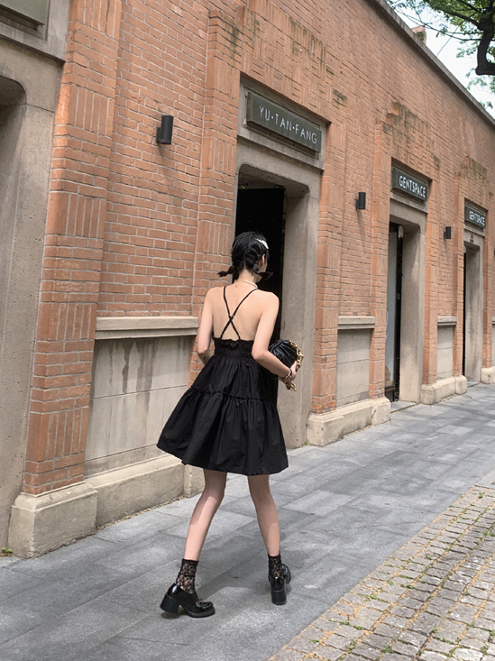 Black Strap Dress Sexy V-neck Waist-Cinching Puffy Big Hem Little Black Dress 黑色吊带连衣裙