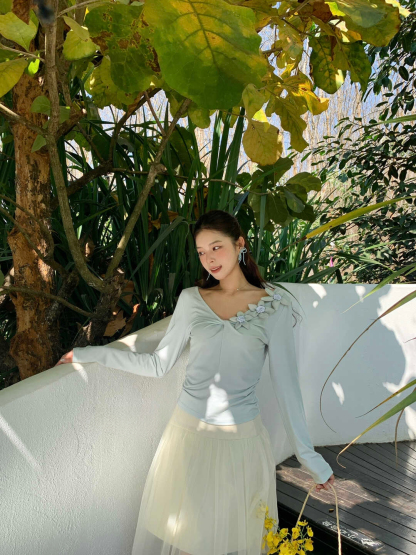 Roselle 3D Flower V-Neck Top 一眼沦陷! 别致又浪漫✦法式气质立体花朵V领上衣*3 Colors