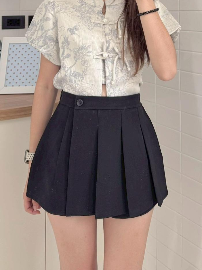 Black high-waisted pleated skirt-pants