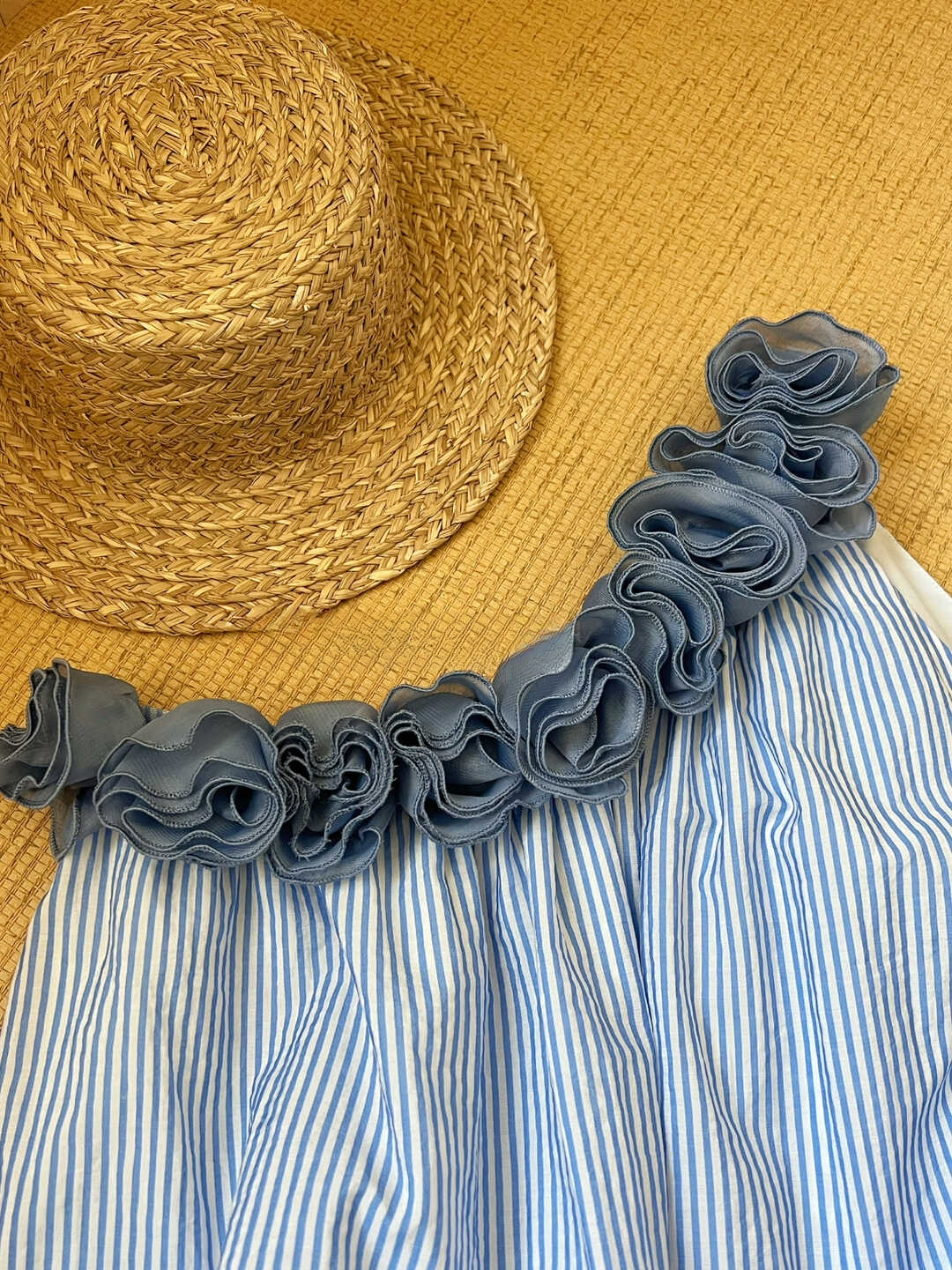 Elowrose 3D Blossom Off-Shoulder Striped Top 被追着问~浪漫立体花朵斜肩度假风条纹上衣*2 Colors