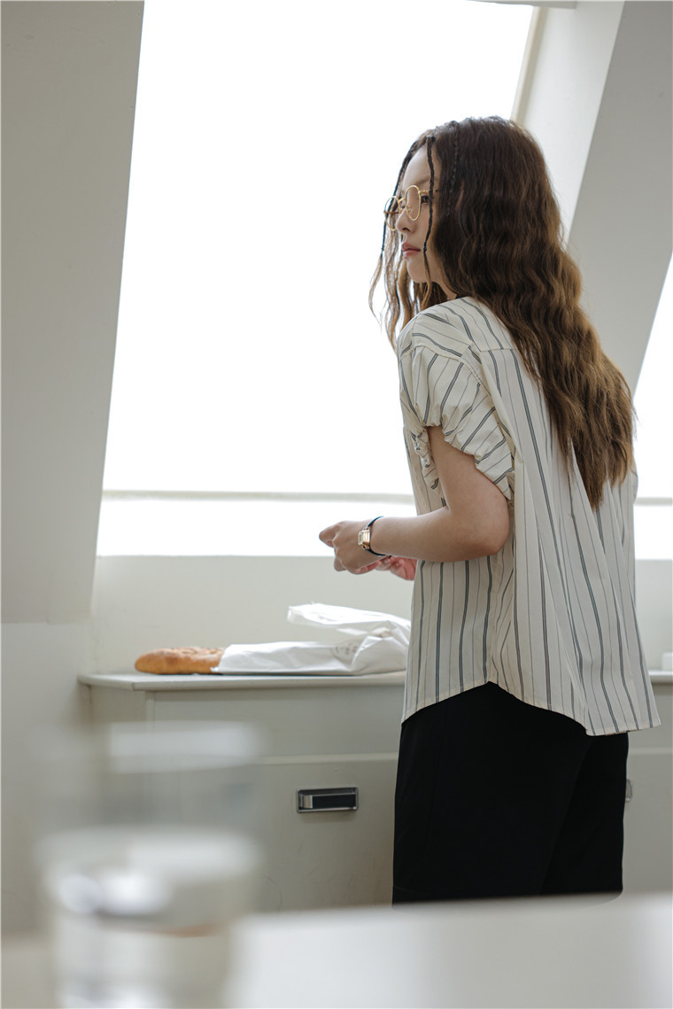 撞色领竖条纹花苞短袖衬衫