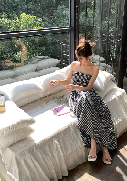 Real shot of the new 2025 spring-summer black, white, and blue plaid off-shoulder strapless design long elegant dress for women